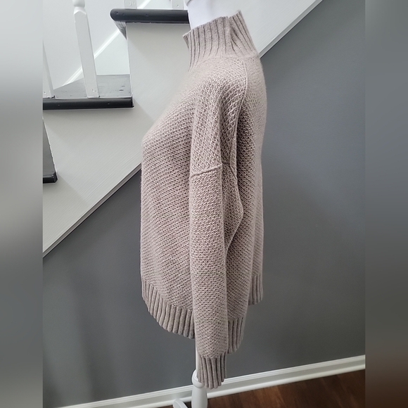 Everlane Cashmere Stroopwafel Turtleneck Sweater Size Small Heathered Sand Beige - Picture 4 of 7